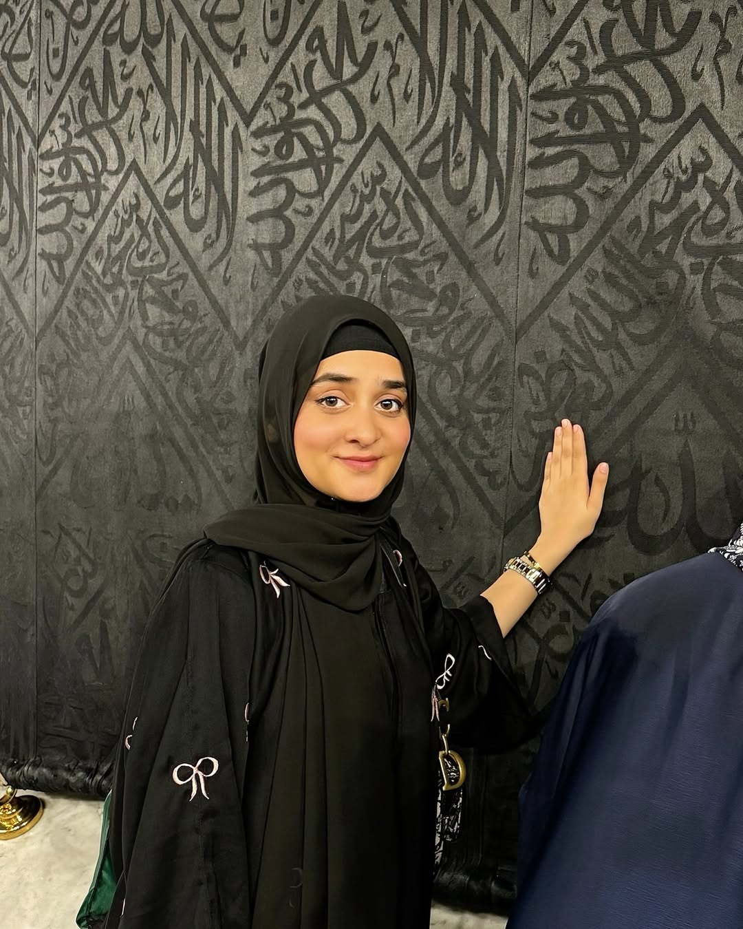 Conqueete Bow Embroidery Abaya - Black