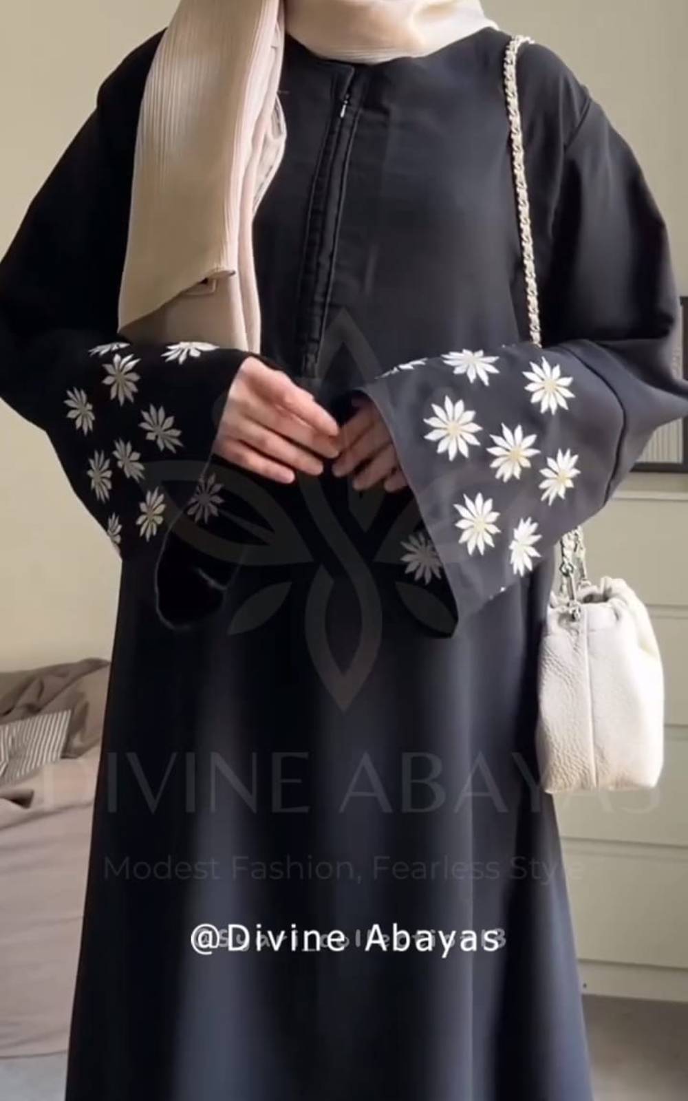 Daisy Embroidered Bell-Sleeve Abaya