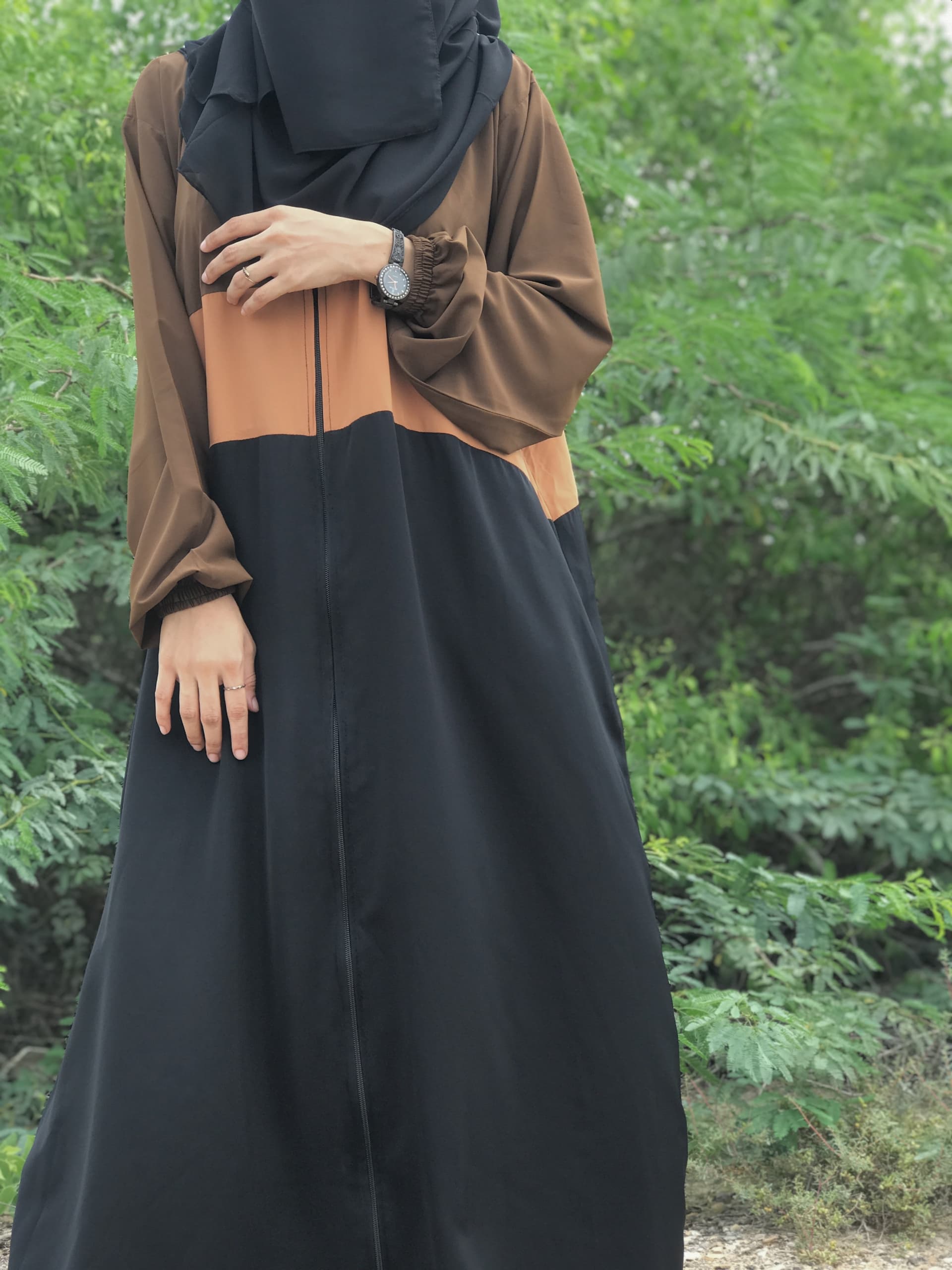 Front Chain Tri-Color Abaya